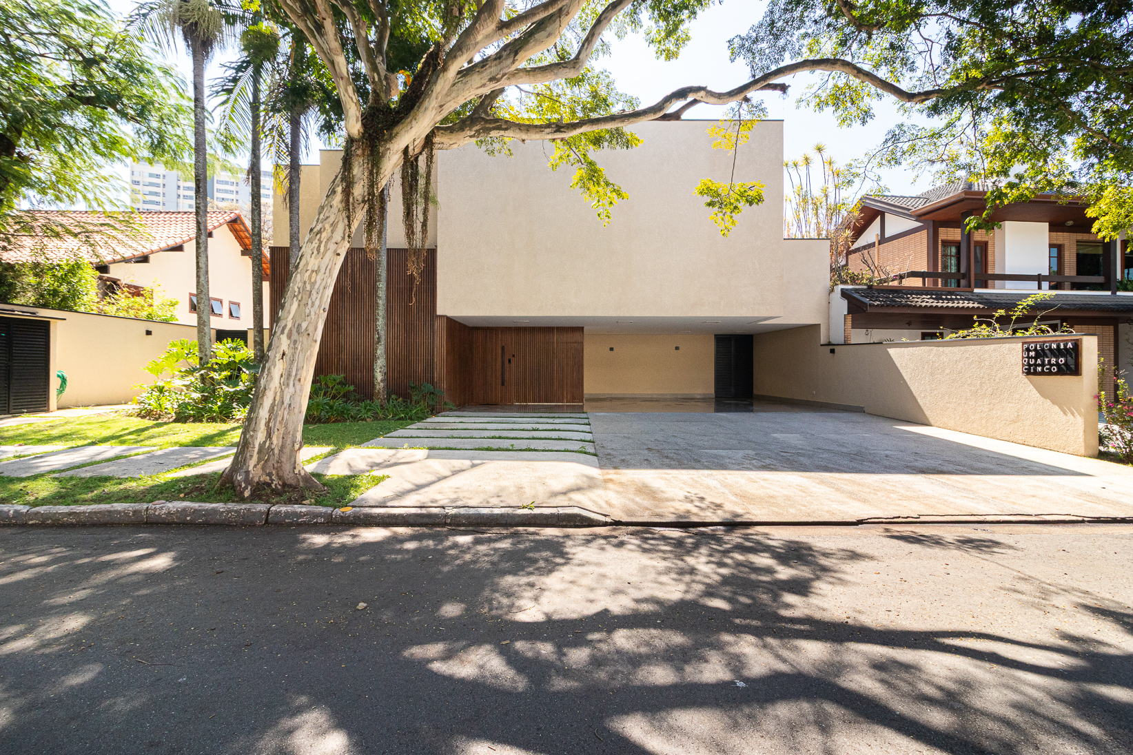 Casa à Venda em Alphaville Residencial 1 | 4 Suítes e Piscina