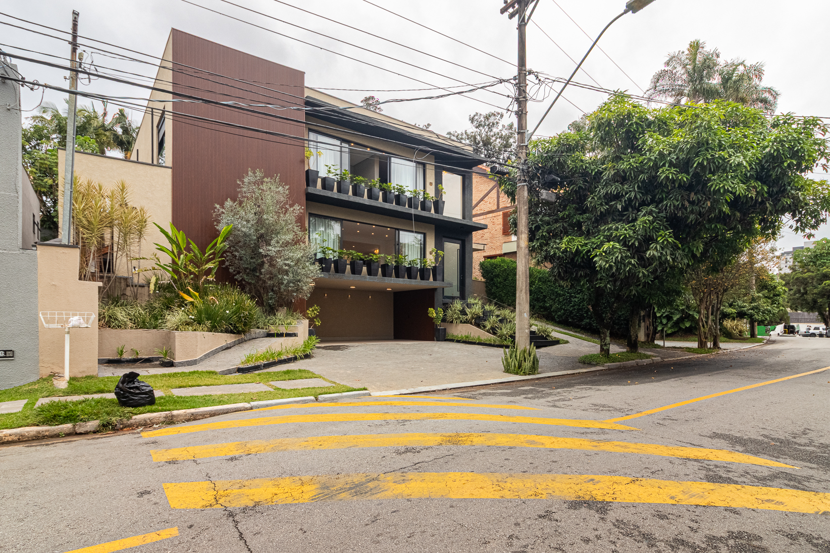 Casa com 5 suítes á venda no Alphaville 1