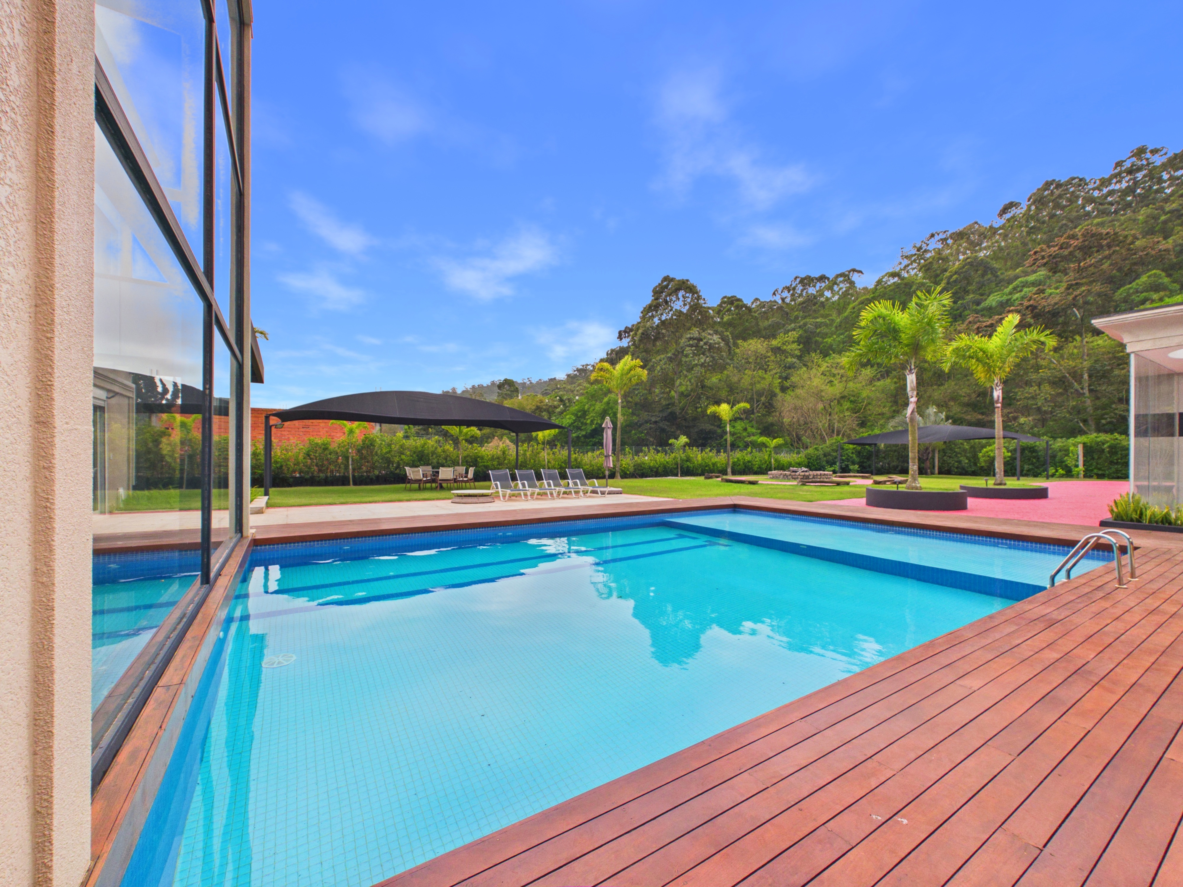 Casa de Alto Padrão à Venda no Tamboré 1 | 4 Suítes | Piscina Aquecida